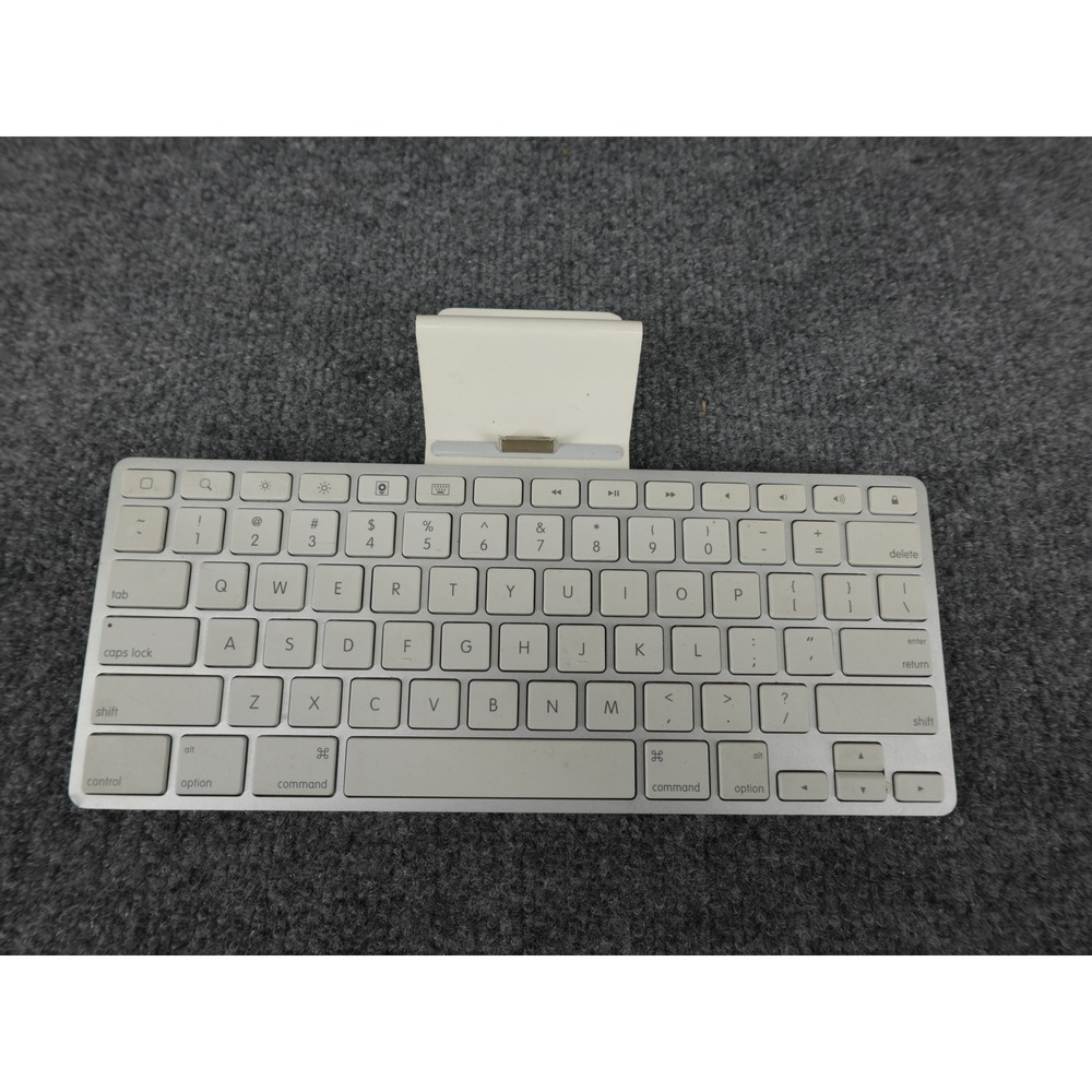 Apple iPad Keyboard Dock A1359 Silver‎ White Good 30-pin Connector Aluminum
